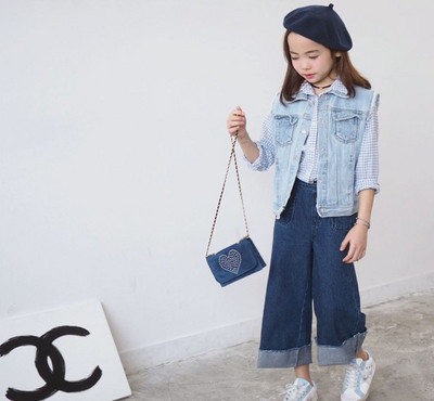 Μοντέρνα παιδικά τζιν για τα κορίτσια σε σκούρο χρώμα