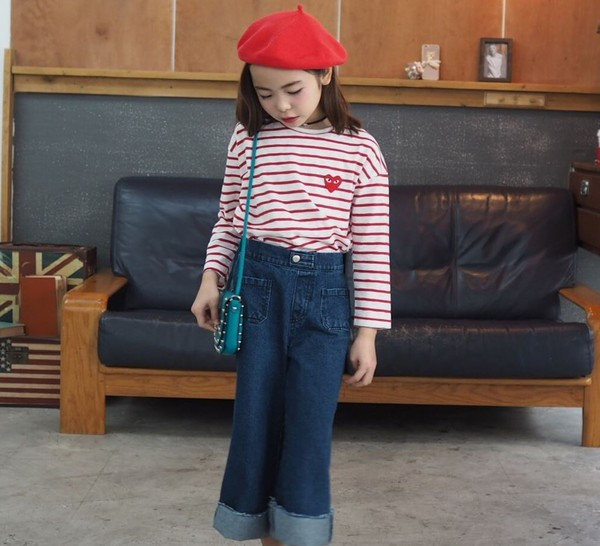 Μοντέρνα παιδικά τζιν για τα κορίτσια σε σκούρο χρώμα