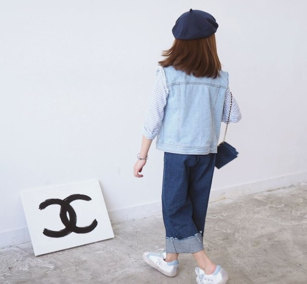 Μοντέρνα παιδικά τζιν για τα κορίτσια σε σκούρο χρώμα