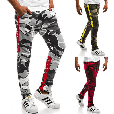 Ανδρικά αθλητικά παντελόνια με καμουφλάζ μοτίβα και επιγραφές σε τρία χρώματα