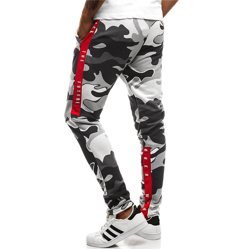 Ανδρικά αθλητικά παντελόνια με καμουφλάζ μοτίβα και επιγραφές σε τρία χρώματα