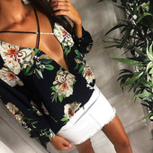 Μοντέρνα γυναικεία μπλούζα με Floral Patterns και V-Neckline σε μαύρο και άσπρο χρώμα