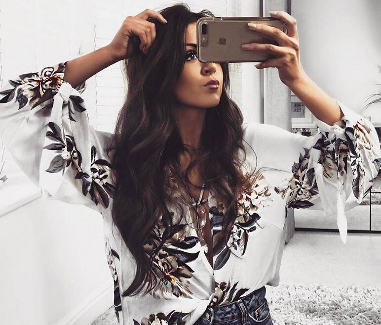 Modern női blúz virágos motívumokkal és V-nyakú fekete-fehér színben