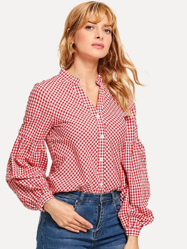 Modern női csíkos ing, széles ujjal és V-nyakú piros színben