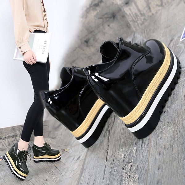 Stílusos női cipő magas talppal, két színben