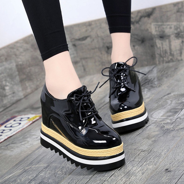 Stílusos női cipő magas talppal, két színben