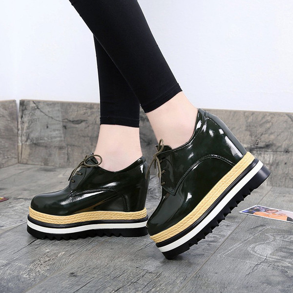 Stílusos női cipő magas talppal, két színben