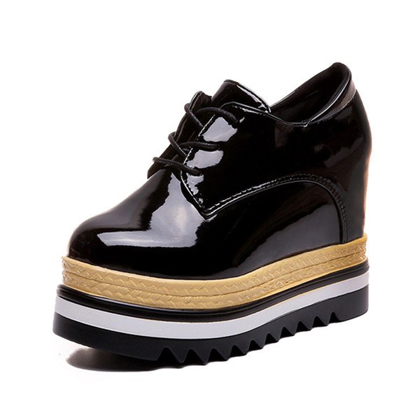 Stílusos női cipő magas talppal, két színben