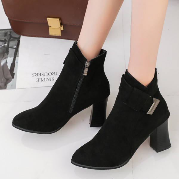 Stílusos női csizma vastag sarkú fekete színben - két modell