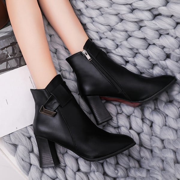 Stílusos női csizma vastag sarkú fekete színben - két modell