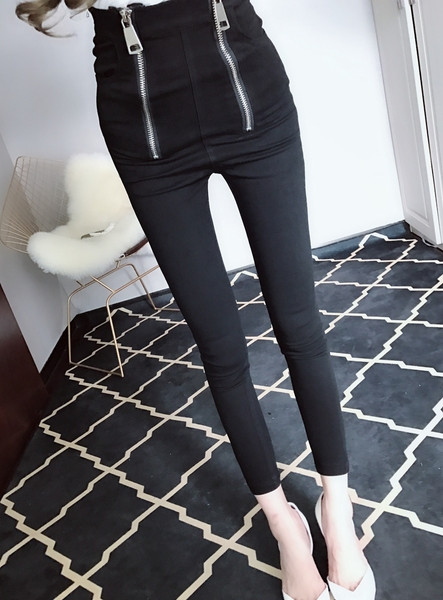 Μοντέρνα γυναικείασμε μαύρο χρώμα με φερμουάρ