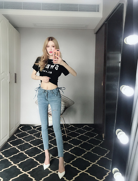 Alkalmi női farmer oldalkötős, szakadt motívumokkal