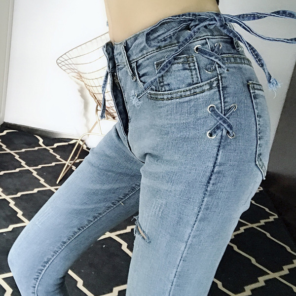 Alkalmi női farmer oldalkötős, szakadt motívumokkal