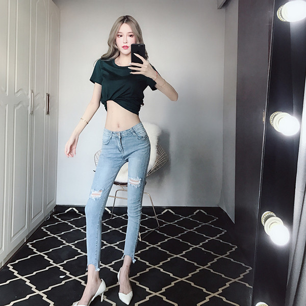 Lezser női farmer szakadt motívumokkal