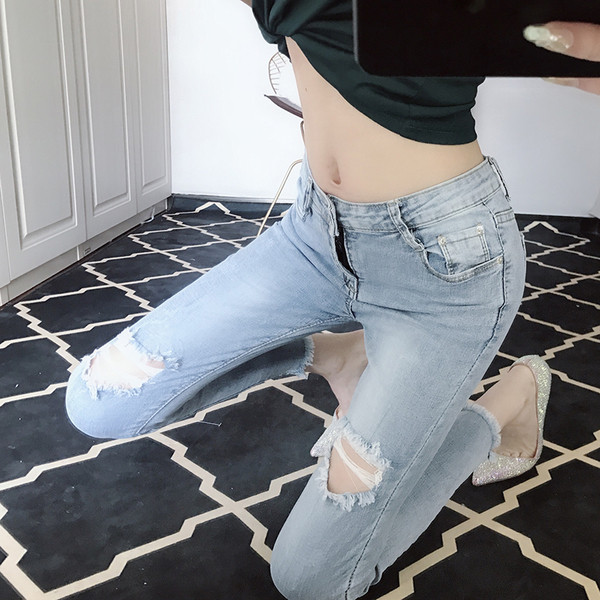 Lezser női farmer szakadt motívumokkal