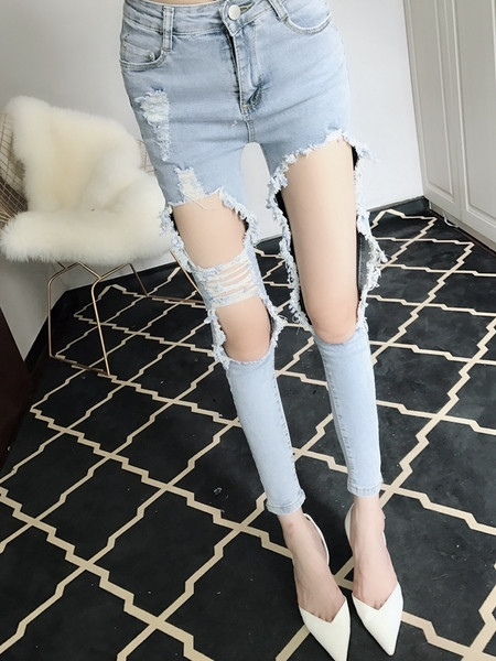 Kék színű, szakadt motívumokkal rendelkező alkalmi női farmernadrág