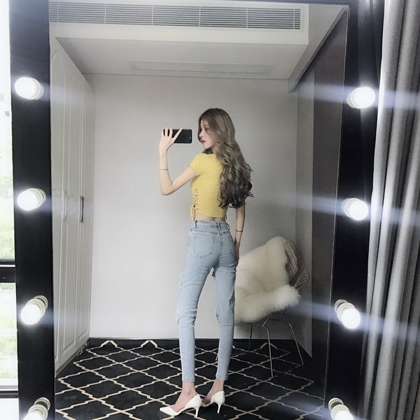 Kék színű, szakadt motívumokkal rendelkező alkalmi női farmernadrág