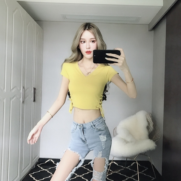 Kék színű, szakadt motívumokkal rendelkező alkalmi női farmernadrág