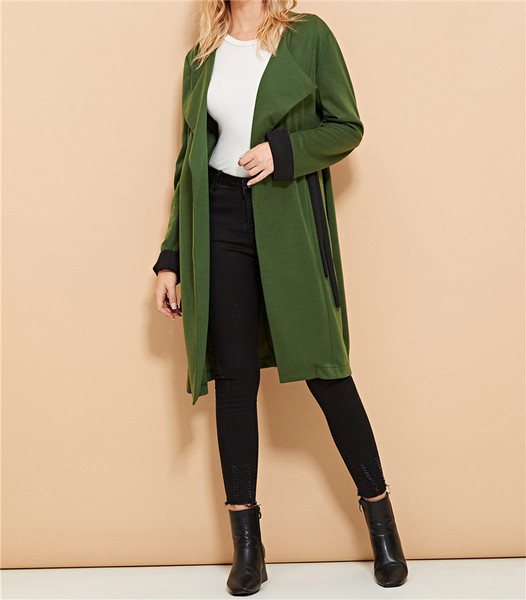 Hosszú, zöld színű női kabát fűzővel
