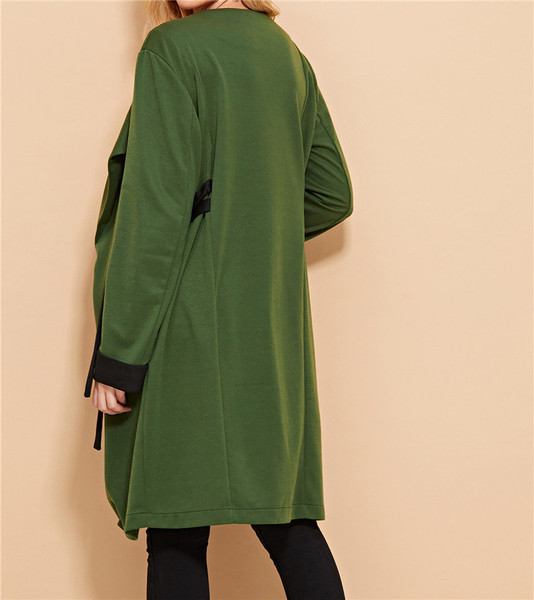 Hosszú, zöld színű női kabát fűzővel