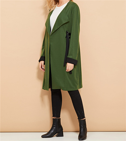 Hosszú, zöld színű női kabát fűzővel