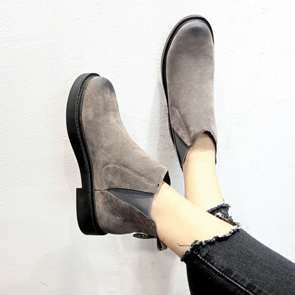 Γυναικείες  μοντέρνες μπότες  από οικολογικό σουέτ σε μαύρο και γκρι χρώμα