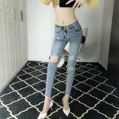 Μοντέρνα τζιν για γυναίκες με σχισμένα μοτίβα