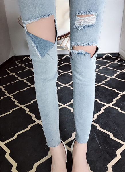 Alkalmi női farmer világos színben, szakadt motívumokkal