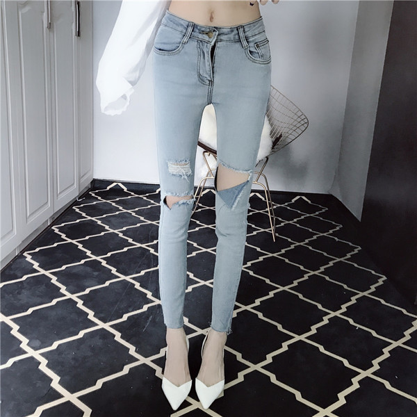 Alkalmi női farmer világos színben, szakadt motívumokkal