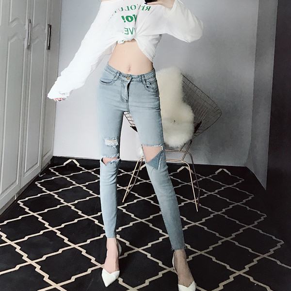 Alkalmi női farmer világos színben, szakadt motívumokkal