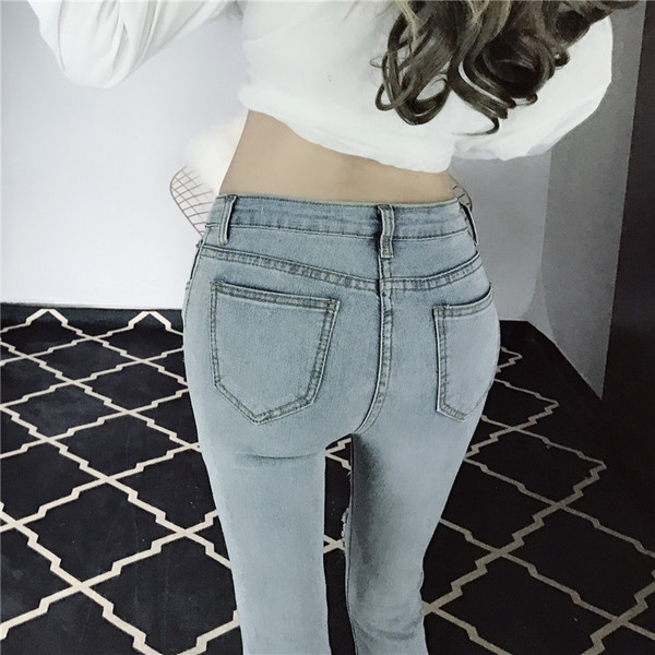 Alkalmi női farmer világos színben, szakadt motívumokkal