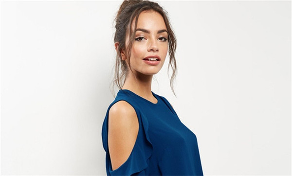 Stílusos női blúz nyitott vállú fekete és kék színben