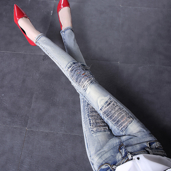 Modern női farmer kék színben, szakadt motívumokkal