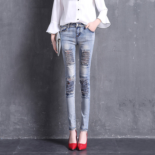 Modern női farmer kék színben, szakadt motívumokkal