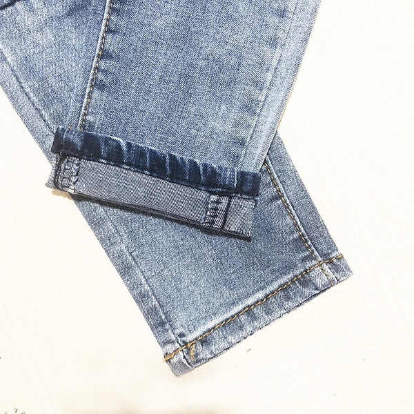 Modern női farmer kék színben, szakadt motívumokkal