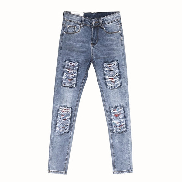 Modern női farmer kék színben, szakadt motívumokkal