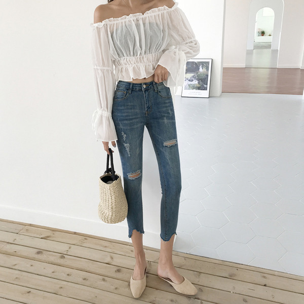 Μοντέρνα γυναικεία τζιν σε σκούρο χρώμα με διακοσμημένα μοτίβα