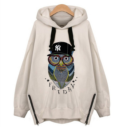 Sportos-alkalmi női pulóver színes rátéttel és kapucnival