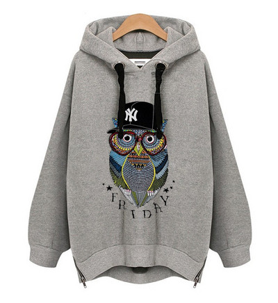 Sportos-alkalmi női pulóver színes rátéttel és kapucnival