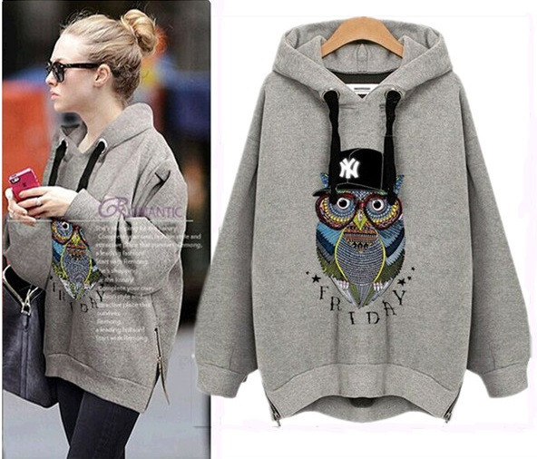 Sportos-alkalmi női pulóver színes rátéttel és kapucnival