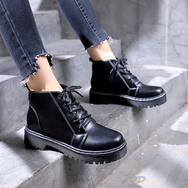 Γυναικείες  μπότες με χοντρά πέλματα σε μαύρο χρώμα