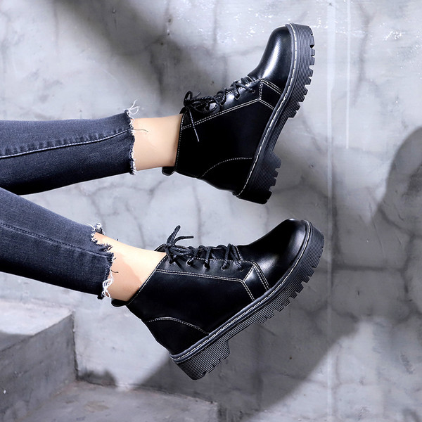 Γυναικείες  μπότες με χοντρά πέλματα σε μαύρο χρώμα