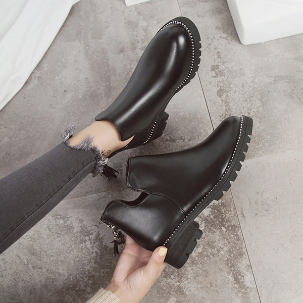 Fekete színű női csizma bojttal - két modell