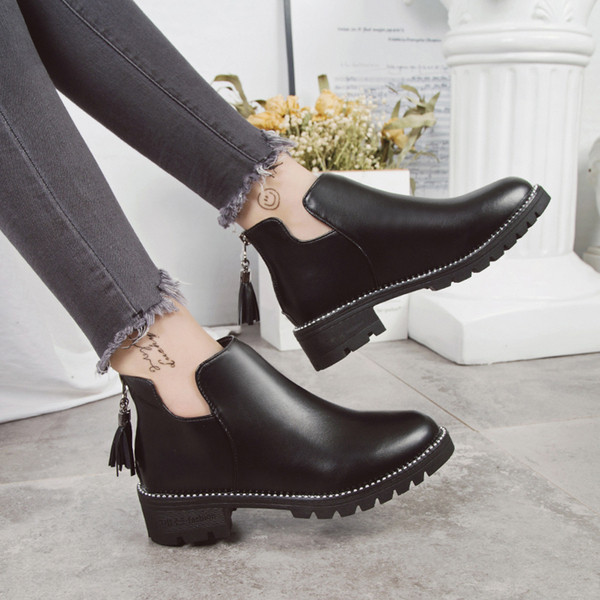 Fekete színű női csizma bojttal - két modell