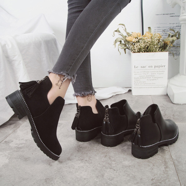 Fekete színű női csizma bojttal - két modell