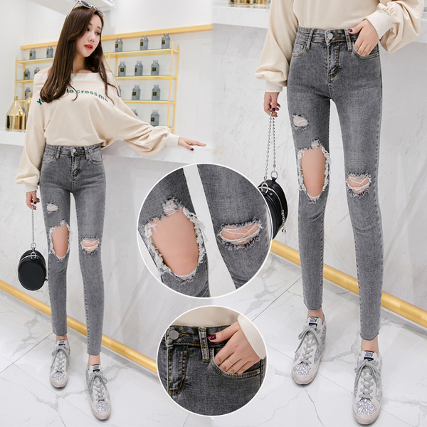 Modern női farmer szürke színben, szakadt motívumokkal