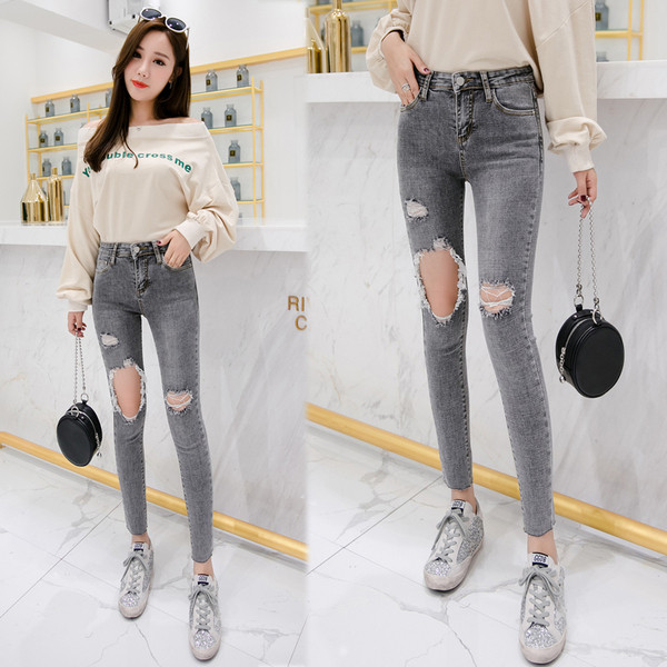 Modern női farmer szürke színben, szakadt motívumokkal