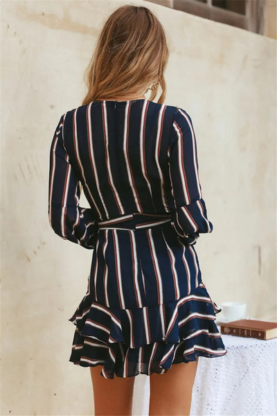 Modern női csíkos ruha V-nyakú és hosszú ujjú