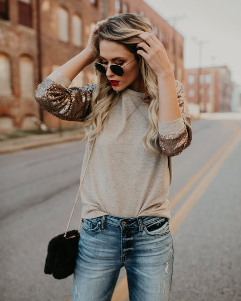 Modern női blúz flitteres ujjakkal