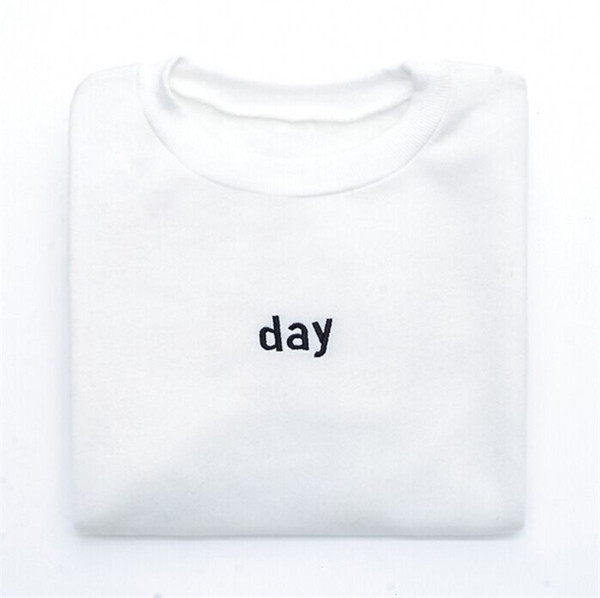 Γυναικείες μπλούζες με μαύρο και άσπρο  χρώμα με κεντήματα και επιγραφή